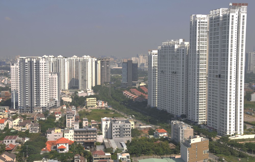 Buildings along Nguyen Huu Tho street in District 7 and Nha Be, HCMC (Photo: SGGP)