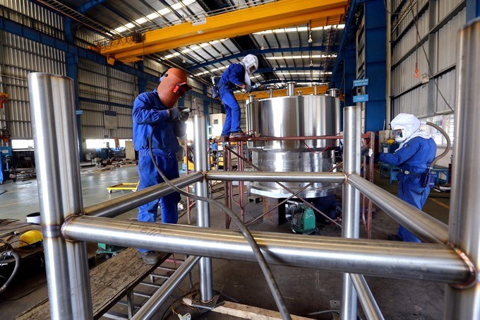 Workers manufacture mechanical gear at Japanese-invested RK Engineering Co. ltd. in Dinh Vu Industrial Zone in the northern province of Hai Phong. (Photo: VNA/VNS)