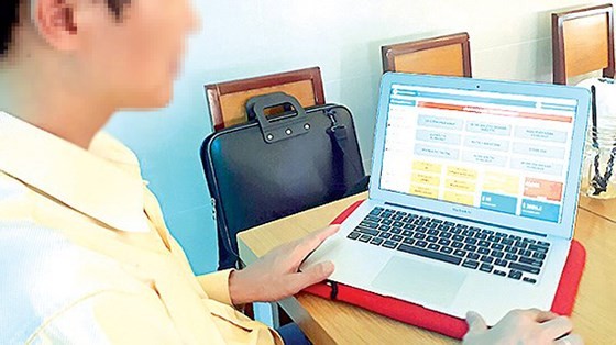 Customers make payment with digital currency at a coffee shop in Tan Binh (Photo: SGGP)