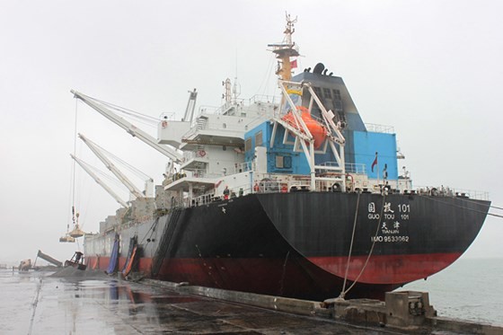  A ship docks at Viet-Lao Vung Ang Vietnam-Laos Port (Photo: SGGP)