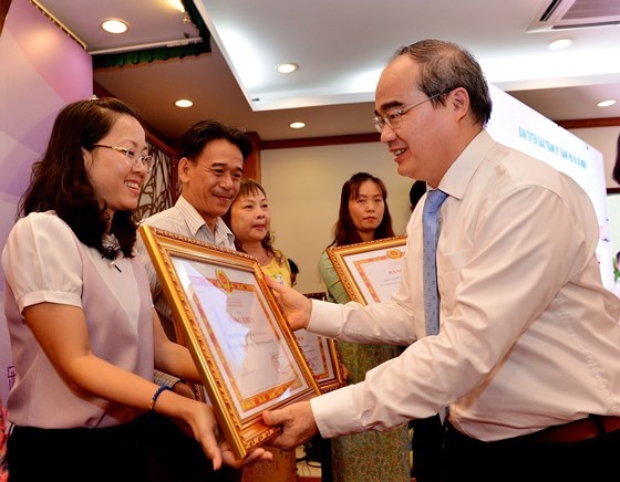 HCMC Party Leader Nguyen Thien Nhan gives certificates of merit to teams for well implementing propaganda and education work in 2017 at a conference on January 11 (Photo: SGGP)