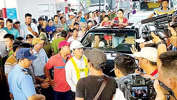 Chaos at Cai Lay BOT toll booth on November 30, 2017 (Photo: SGGP)