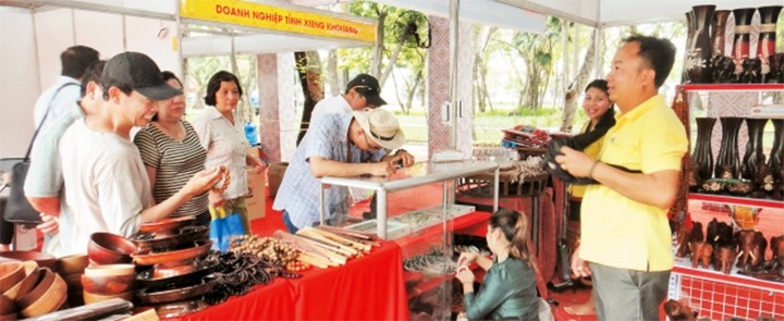 Customers visit and do shopping at Lao Goods Week in HCMC (Photo: nhandan)