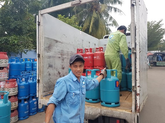 Gas price reduces VND20,000 a 12 kilogram cylinder from February 1, 2018 (Photo: SGGP)