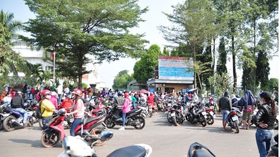 Thousands of workers gather in front of KL Texwell Vina Company because the company has owed them January wage when the Tet holiday has approached