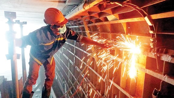 A worker on the construction site of My Thuy intersection tunnel (Photo: SGGP)