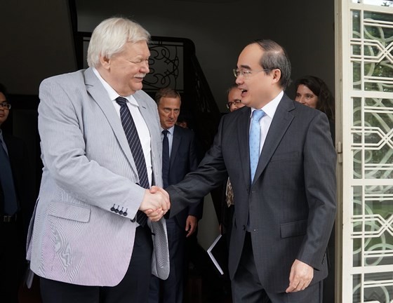 HCMC Party Chief Nguyen Thien Nhan shakes hands with President of the German Rectors' Conference, Horst Hippler (Photo: SGGP)