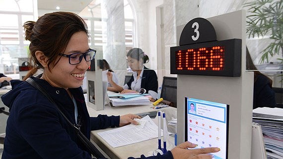 Residents mark their satisfaction to cadres at District 1 People’s Committee, HCMC (Photo: SGGP)