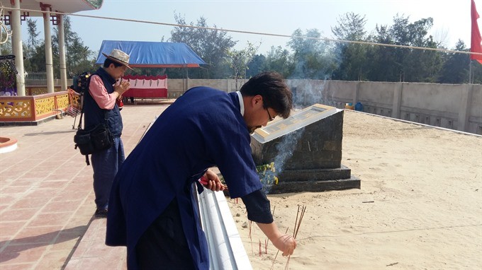 Members of the Korea-Vietnam Peace Foundation visit a mass tomb of Ha My villagers in Quang Nam Province. (Photo: VNS)