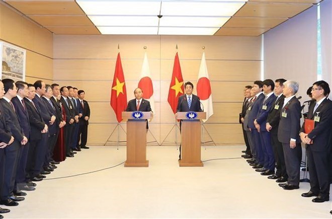 Prime Minister Nguyen Xuan Phuc and Japanese Prime Minister Shinzo Abe at a joint press conference yesterday in Tokyo. VNA/VNS Photo