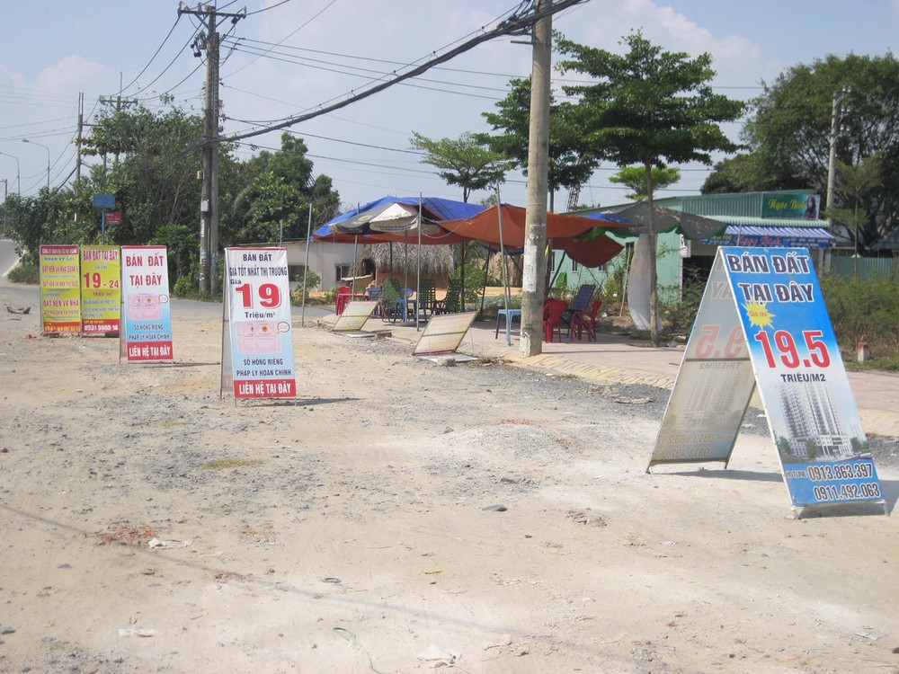 Boards offering property projects for sale in Nguyen Xien street, District 9 (Photo: SGGP)