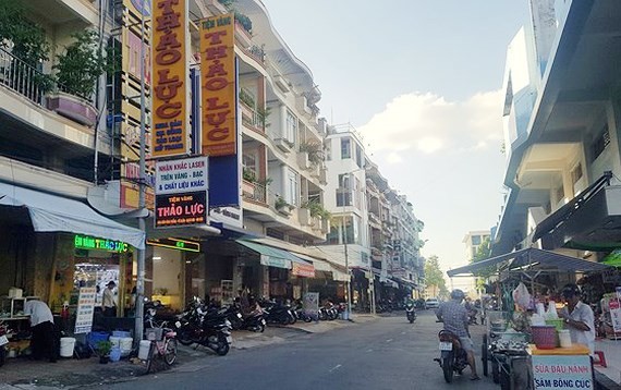 Thao Luc Jewelry Shop on the left of the picture