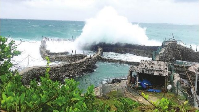 Heavy rain together with strong winds cause five meter high waves in Phu Quy island, Binh Thuan province