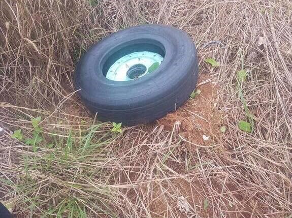 One nose wheel of the Vietjet Air plane with landing problem at Buon Ma Thuot Airport was found on November 30 morning (Photo: VNA)