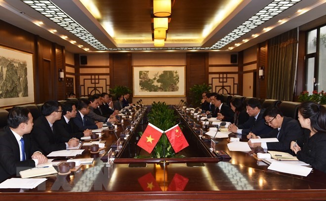 Vietnamese Deputy Minister of Agriculture and Rural Development Tran Thanh Nam holds talks with Deputy Customs Commissioner-General Zhang Jiwen. (Photo: VNA)