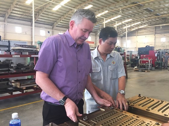 A foreign worker at Ben Thanh Rubber Company (Photo: SGGP)