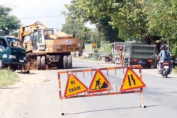 Highway 62 in Long An province has been severely downgraded (Photo: SGGP)