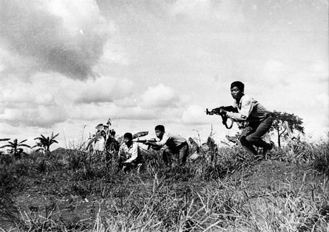 The Cambodian revolutionary armed forces and the Vietnamese volunteer soldiers joined a drill to improve combat ability (Source: VNA)