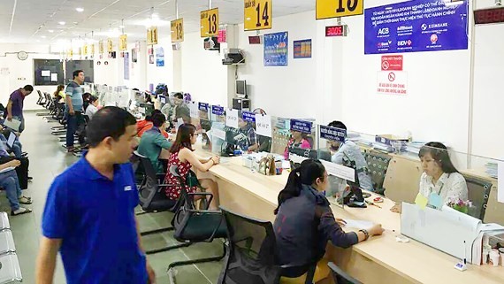 Employees at the HCMC Department of Planning and Investment solve business establishment procedures for residents (Photo: SGGP)