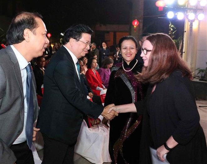 Deputy Prime Minister Trinh Dinh Dung meets representatives of the foreign diplomatic corps and NGOs in Vietnam (Photo: VNA)