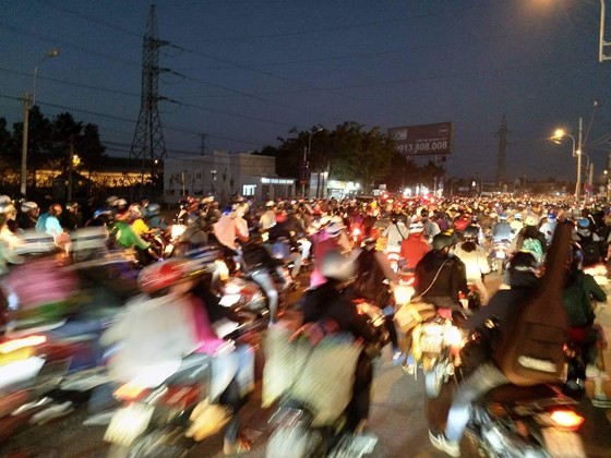 Severe traffic snarl occurs with streams of holidaymakers return to HCMC  ảnh 16