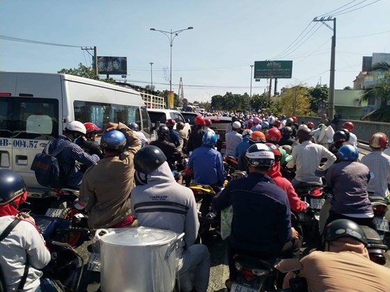 Severe traffic snarl occurs with streams of holidaymakers return to HCMC  ảnh 20