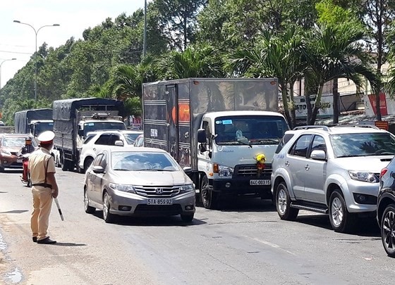 Severe traffic snarl occurs with streams of holidaymakers return to HCMC  ảnh 21