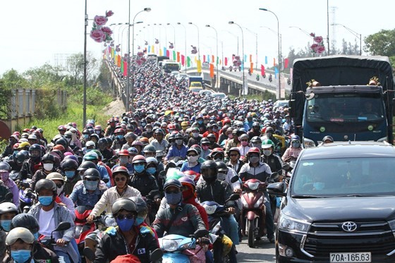 Severe traffic snarl occurs with streams of holidaymakers return to HCMC  ảnh 5