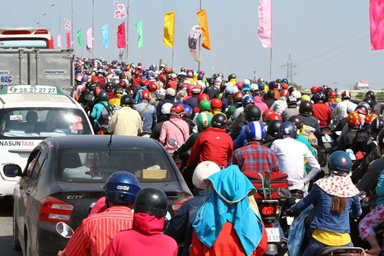 Severe traffic snarl occurs with streams of holidaymakers return to HCMC  ảnh 6