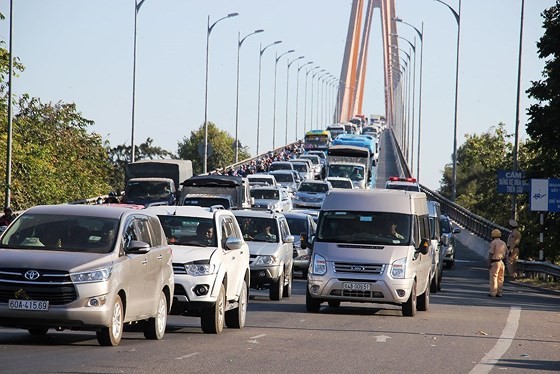 Severe traffic snarl occurs with streams of holidaymakers return to HCMC  ảnh 22