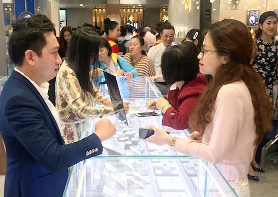 Customers buy gold products ahead of the Day of the God of Wealth at a gold store in Ho Chi Minh City. (Photo: SGGP)