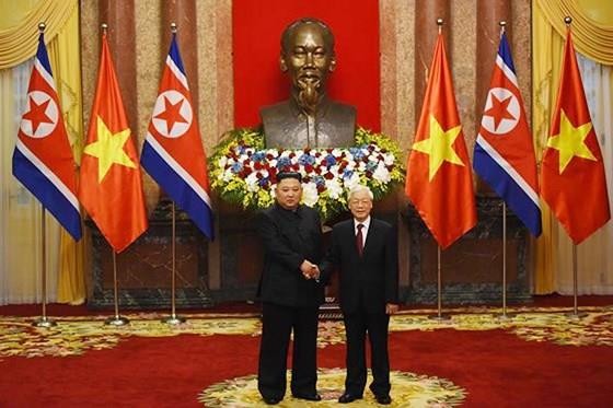 Party General Secretary and President Nguyen Phu Trong (R) welcomes Democratic People’s Republic of Korea leader Kim Jong-un (Photo: SGGP)