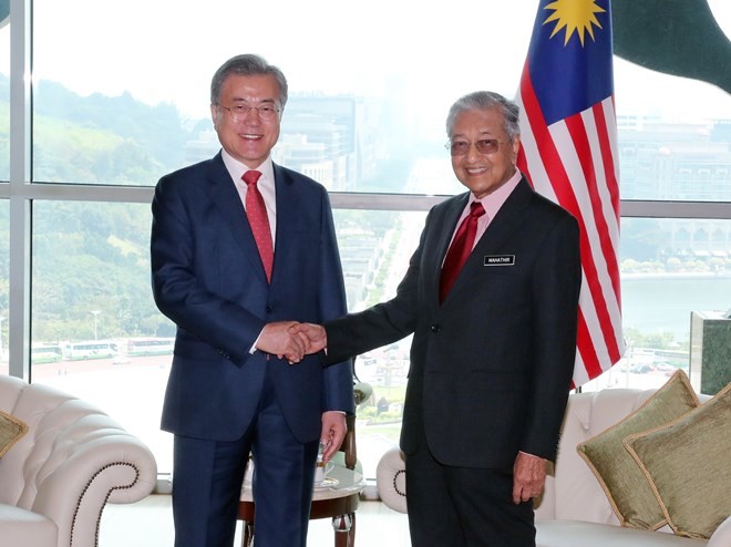 Korean President Moon Jae-in (L) and Malaysian Prime Minister Mahathir Mohamad at their meeting in Kuala Lumpur on March 13 (Photo: Yonhap/VNA)