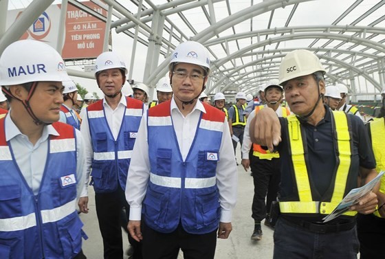  HCMC Party leader Nguyen Thien Nhan talks to contractors of Ben Thanh-Suoi Tien metro line at Phuoc Long station on March 13 (Photo: SGGP)