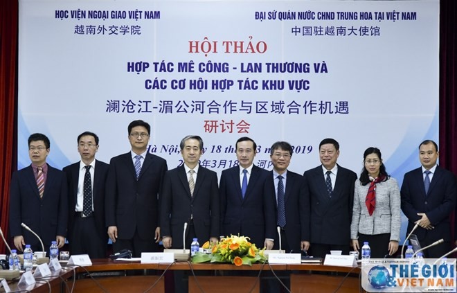 Participants pose for a photo at the seminar (Photo: baoquocte.vn)