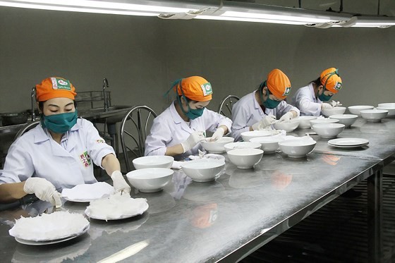 Workers processing swift nests in Can Gio district, HCMC (Photo: SGGP)