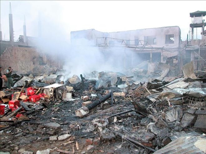 The scene of bloody bombing in Kuta town on Bali Island, Indonesia, on October 12, 2002 (Source: AFP/VNA)