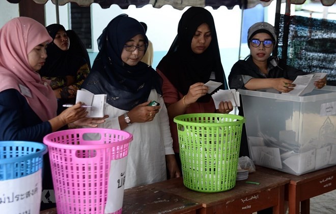 Checking votes at a polling station in Narathiwat, Thailand (Photo: AFP / VNA)