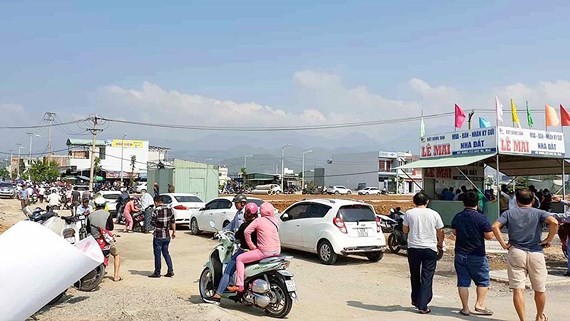 Real estate Kiosks appears everywhere in Quang Nam province and Da Nang city (Photo: SGGP)