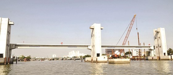 Major anti-flooding project rushes to finish line in HCMC   ảnh 4