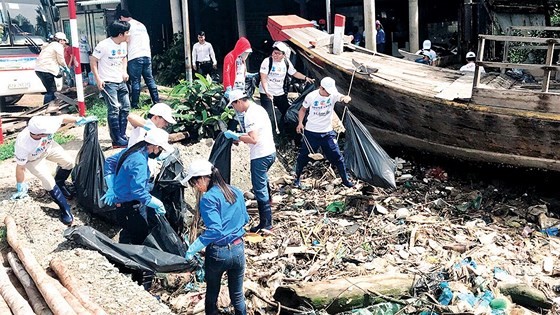 Plastic waste collection in Tan Tap beach, Long An province (Photo: SGGP)