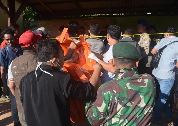 Bodies of the victim are brought on shore (Photo: AFP)