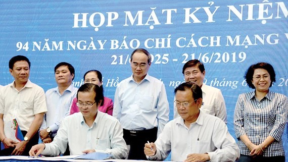 HCMC leaders witness the signing of the communication coordination program between the city Party Committee’s Propaganda and Education Board and press agencies on June 19 (Photo: SGGP)