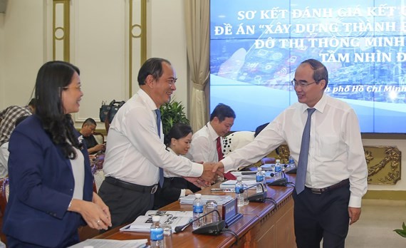 Secretary Nguyen Thien Nhan meets delegates at the conference (Photo: SGGP)