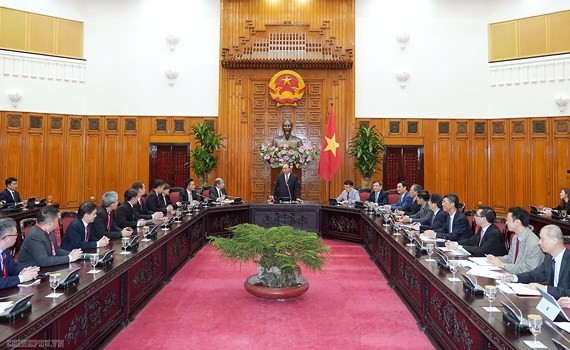 PM Nguyen Xuan Phuc (standing) at the reception for a delegation of 36 Singaporean businesses on July 15 (Photo: VGP)