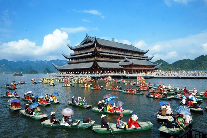 A boat performance on Tam Chuc Lake in front of Tam Chuc Pagoda in Ha Nam province on July 14 to mark the conclusion of the UN Day of Vesak 2019 (Photo: VNA)