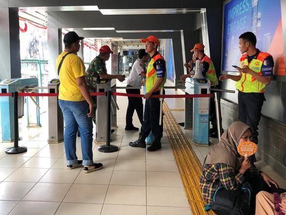 At a commuter line station, which is closed due to a major power blackout in Jakarta, Indonesia, August 4, 2019. (Photo: REUTERS/Gayatri Suroyo)