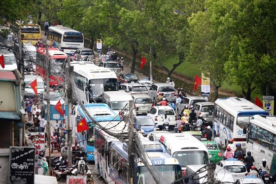 Vehicles tailing each other on holidays and weekends