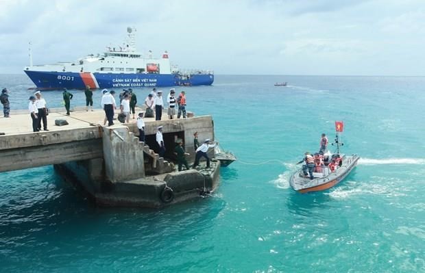 Vietnamese coast guards perform duties in Truong Sa Lon Island of the country's Truong Sa archipelago (Photo: VNA)