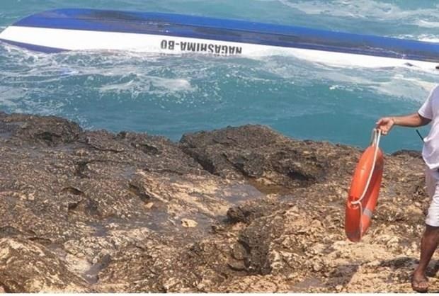 The tourist vessel flips near Devil's Tear cove, east of Bali island (Photo: news.detik.com)